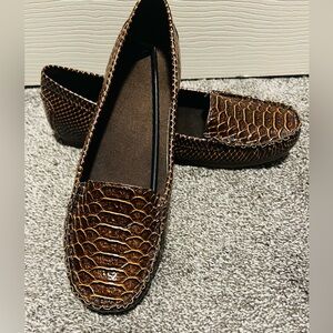 Brown faux crocodile embossed women’s loafers. Size 9.5
